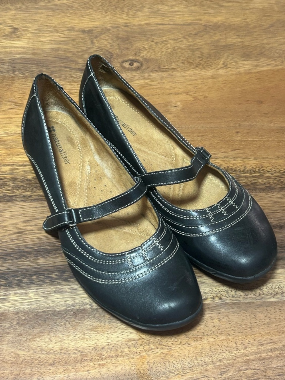 Naturalizer Black Leather Mary Jane shoes with Contrast Stitching
